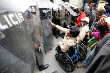 Violencia contra los discapacitados que reclaman un subsidio a Evo Morales