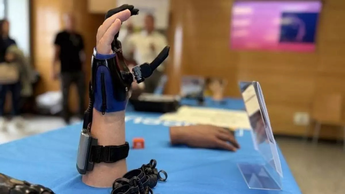  Foto de archivo de una consulta con un paciente con la pierna amputada. (EFE/Nacho Gallego)