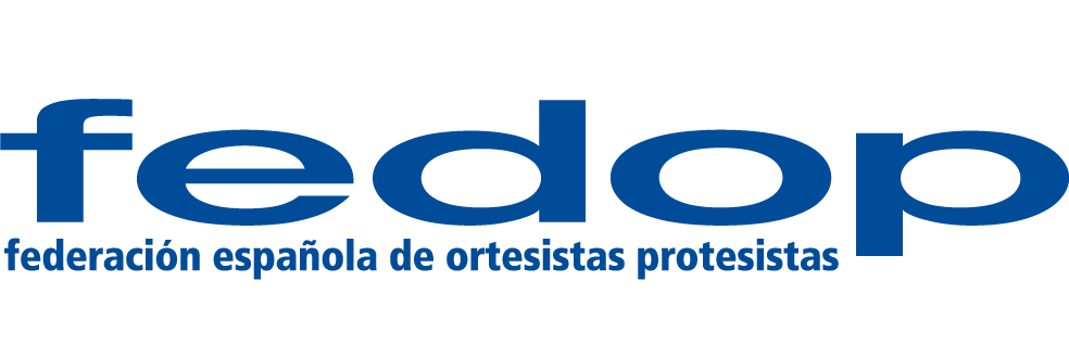  Equipo de la Ortopedia Alcalá con la donación para el Banco de Prótesis de Andade.